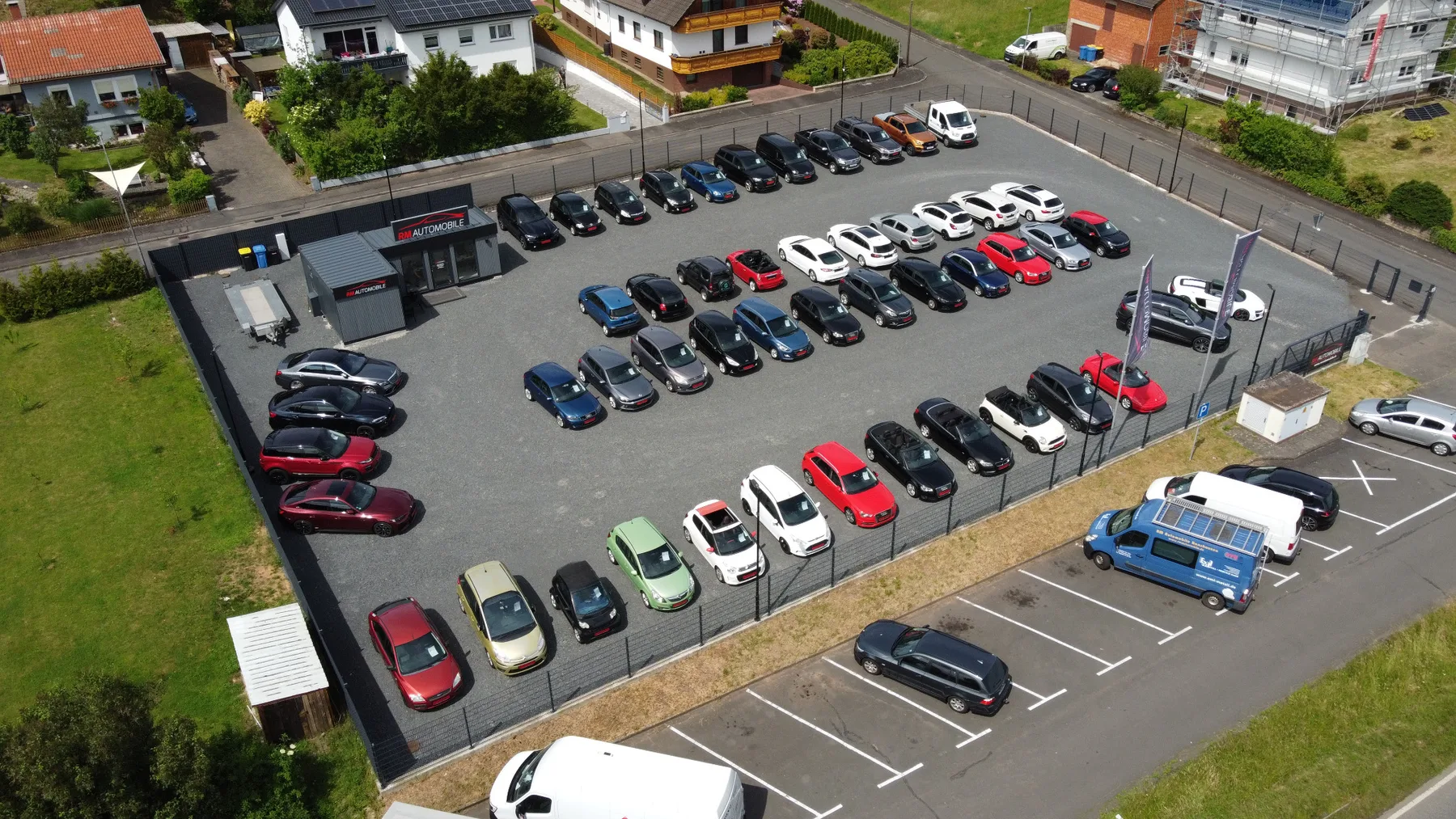 Großer Fahrzeugplatz von RM Automobile in Ronshausen