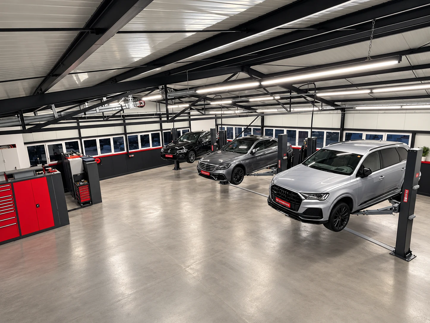 Fahrzeuge auf den Hebebühnen unserer internen Werkstatt